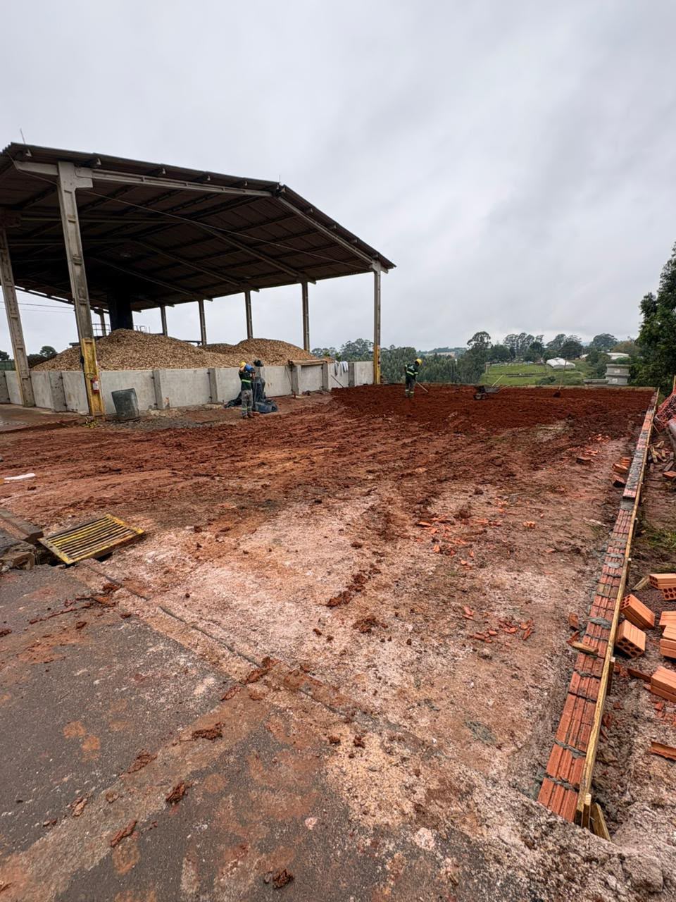 Preparação da base do piso para caçambas