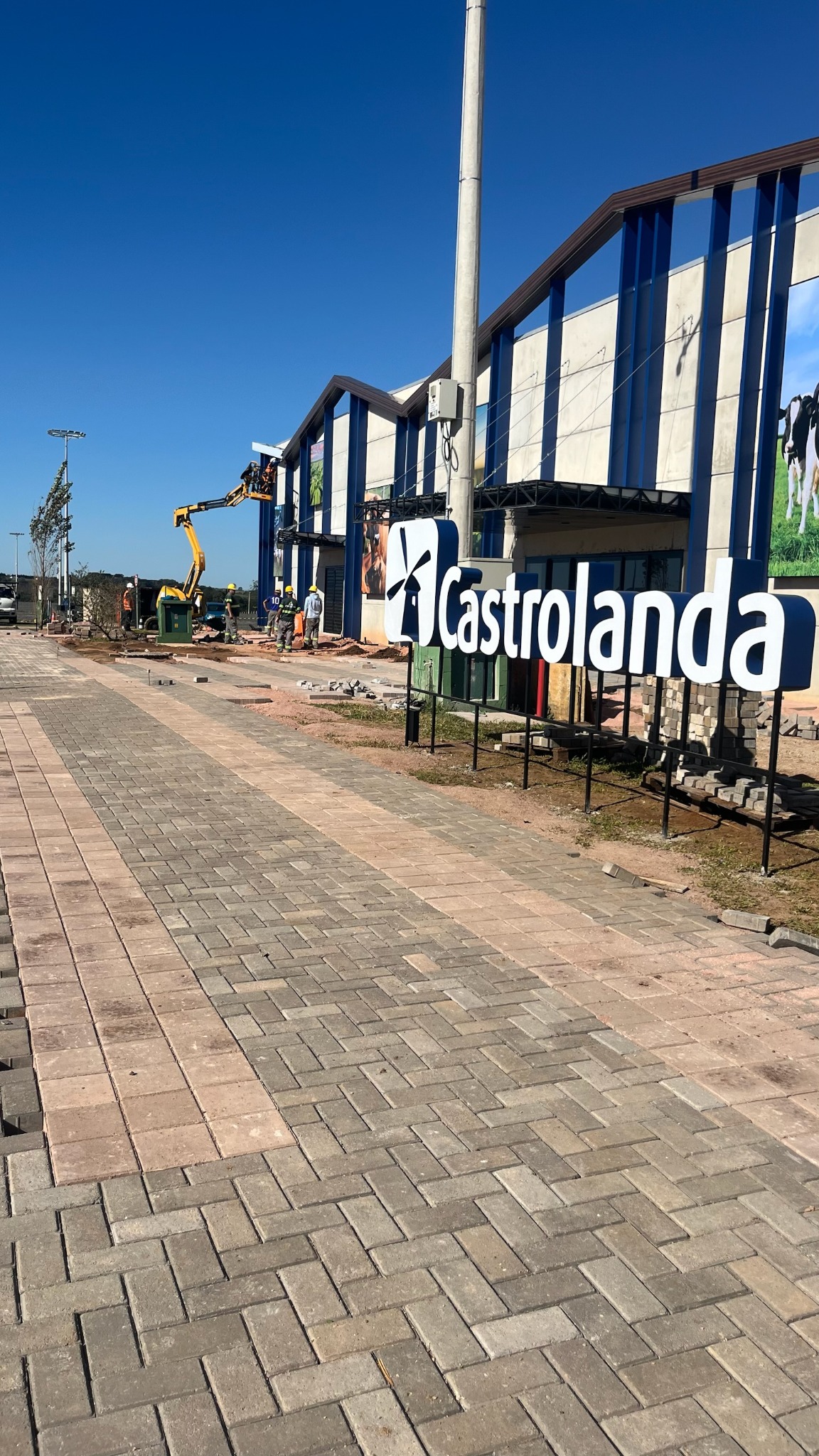 Detalhe da instalação de paver em frente à Castrolanda