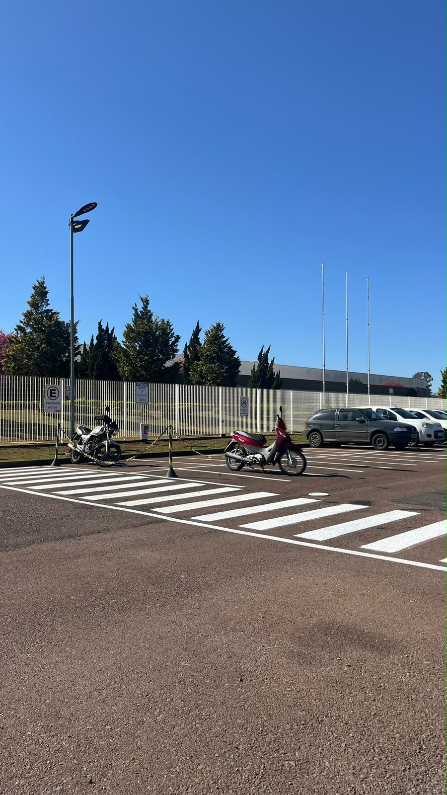 Detalhe da sinalização horizontal do estacionamento
