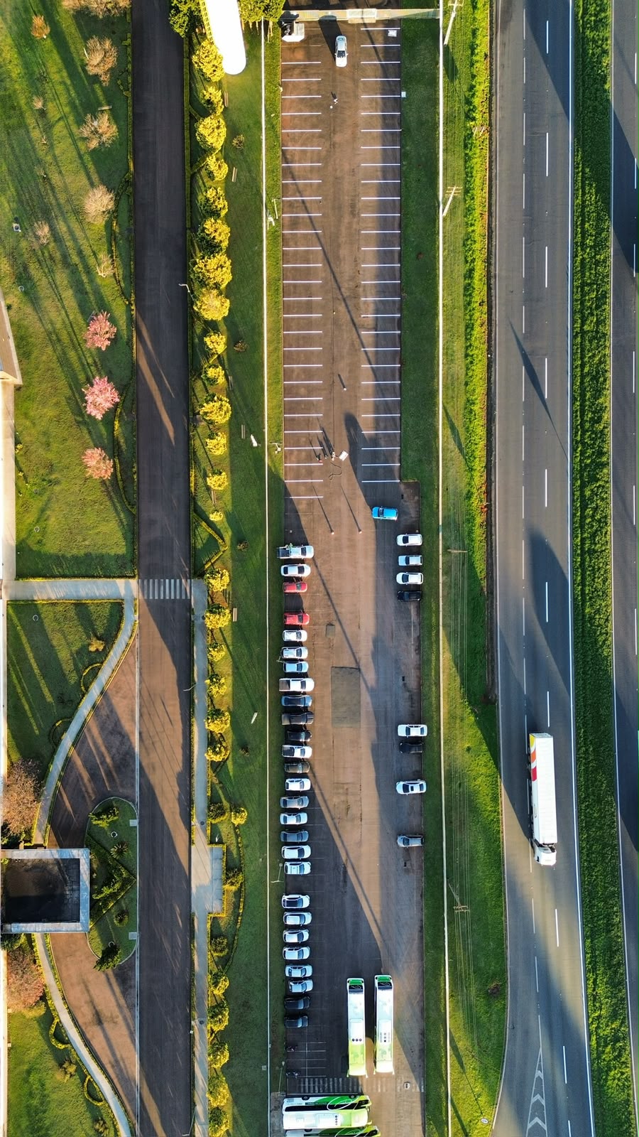 Vista aérea do estacionamento com faixas finalizadas